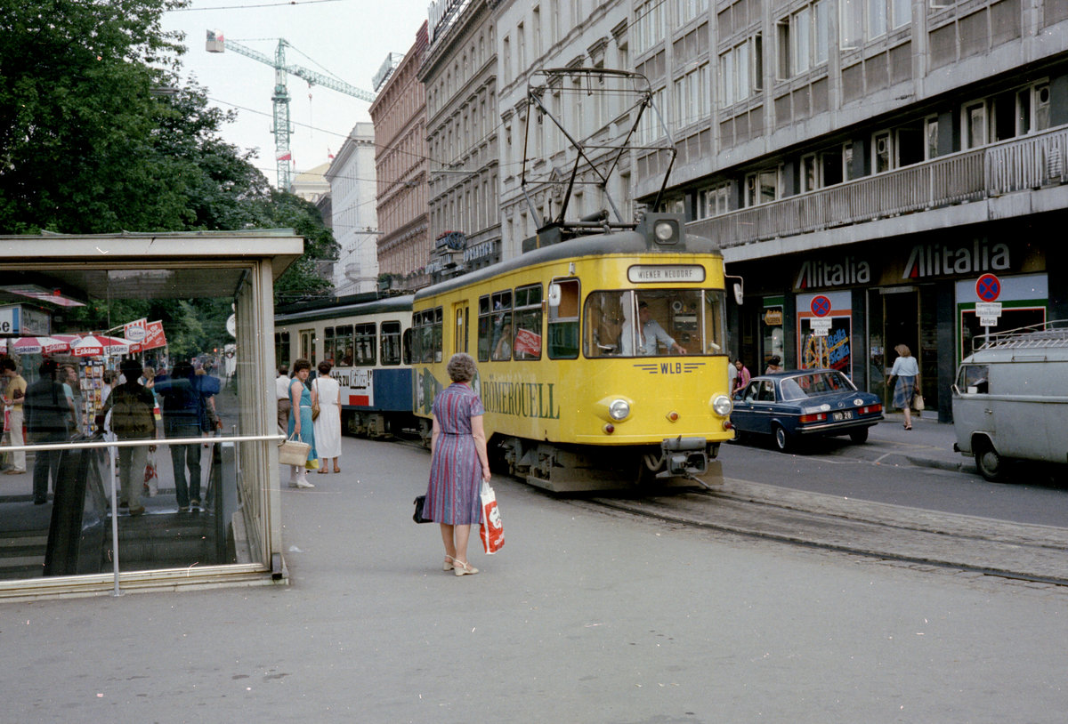 Wien WLB Zug nach Baden (Tw der Serie 11-19 + Steuerwagen der Serie 91-96) I, Innere Stadt, Kärntner Ring im Juli 1982. - Scan von einem Farbnegativ. Film: Kodak Safety Film 5035. Kamera: Minolta SRT-101.