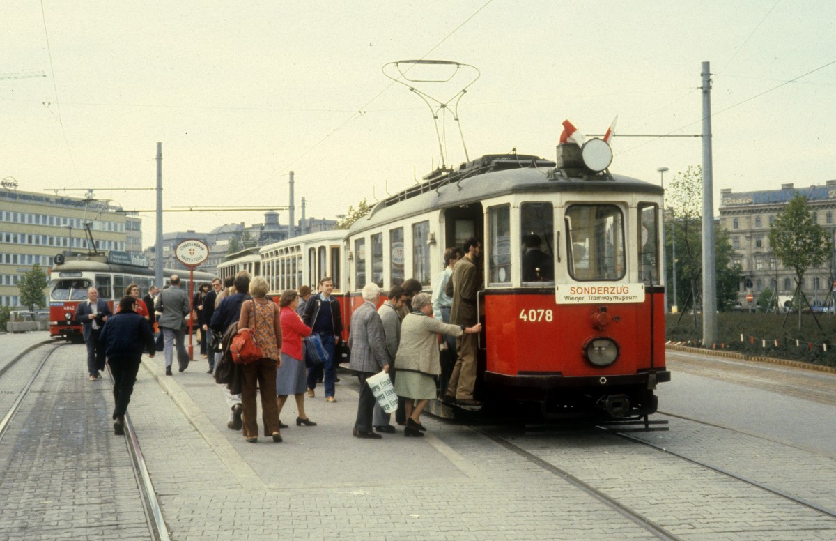 Wien: WTM-Sonderzug (M 4078 + k? + k2 3487) hlt am 14. Oktober 1979 am Karlsplatz. - Der Zug war fr eine Sonderfahrt fr sterreichische und dnische Strassenbahnfreunde bestellt worden.