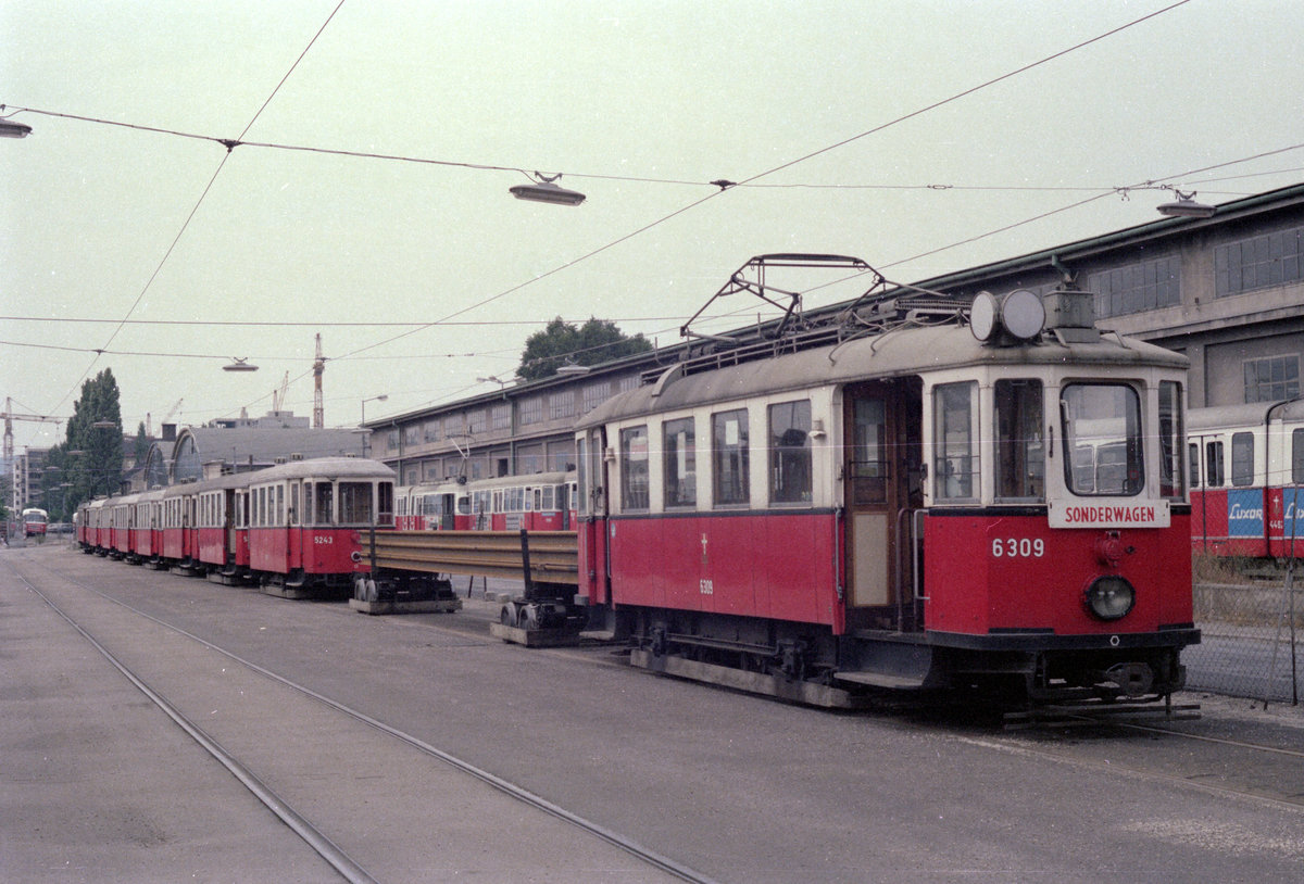 Wien WVB ATw BH 6309 (Hilfstriebwagen, ex-M 4079) Betriebsbahnhof Vorgarten im Juli 1977. - Scan von einem Farbnegativ. Film: Kodak Kodacolor II. Kamera: Minolta SRT-101.
