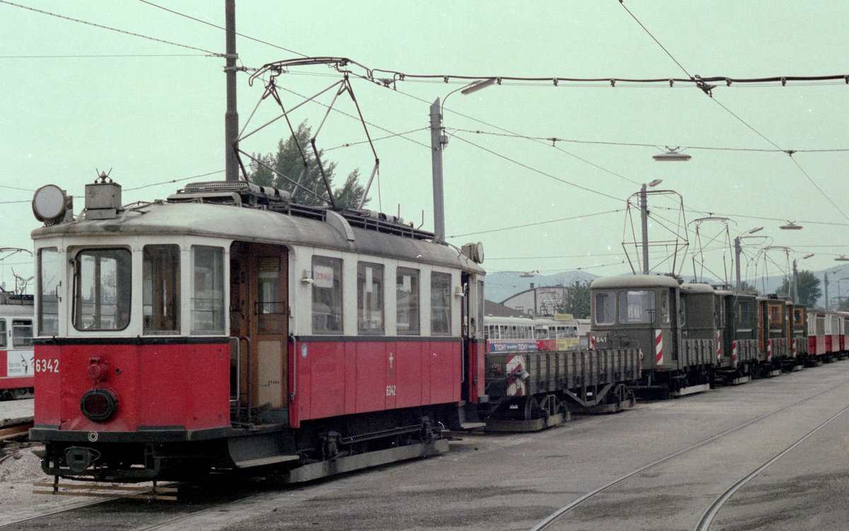 Wien WVB ATw MH 6342 (Hilfstriebwagen; ex-M 4051) Betriebsbahnhof Vorgarten im Juli 1977. - Scan von einem Farbnegativ. Film: Kodak Kodacolor II. Kamera: Minolta SRT-101.