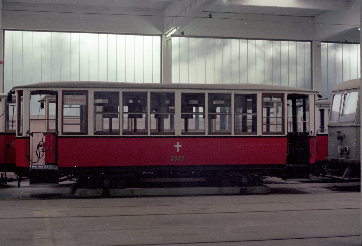 Wien WVB Bw u2 3832 Straßenbahnbetrebsbahnhof Speising im Juli 1977. - In Verbindunng mit dem geplanten Umbau in einen Gerüstwagen bekam der Bw die Nummer 7158, aber umgebaut wurde der U2 3832 nicht. Stattdessen wurde er 1970 in den Museumswagenstand überführt. - Scan von einem Farbnegativ. Film: Kodacolor II. Kamera: Minolta SRT-101.