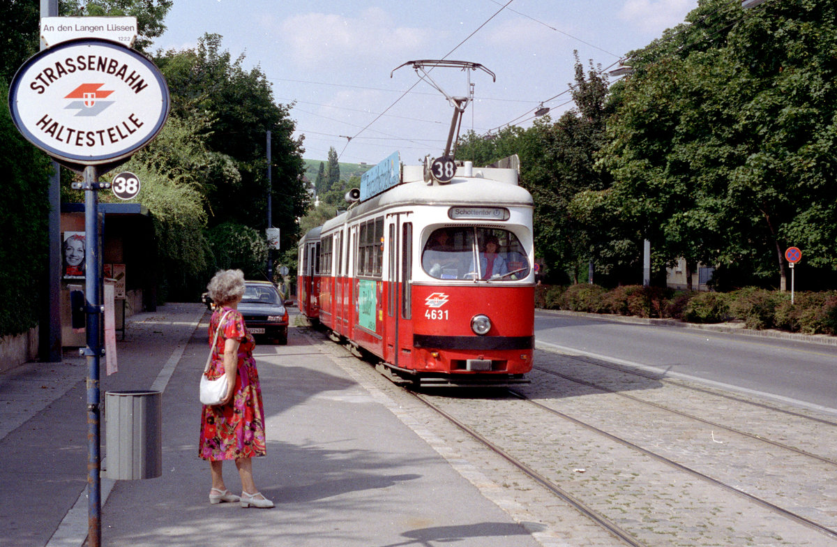 Wien WVB: Der GT6 E1 4631 (SGP 1966) erreicht als SL 38 eines Tages im Juli 1992 die Haltestelle An den langen Lüssen in der Grinzinger Allee in Wien-Döbling (XIX Bezirk). - An den langen Lüssen ist ein Ried- oder Flurname; ein Luss ist ein Ackerteil, der durch Los zugewiesen worden ist. - Scan von einem Farbnegativ. Film: Kodak Gold 200. Kamera: Minolta XG-1.  