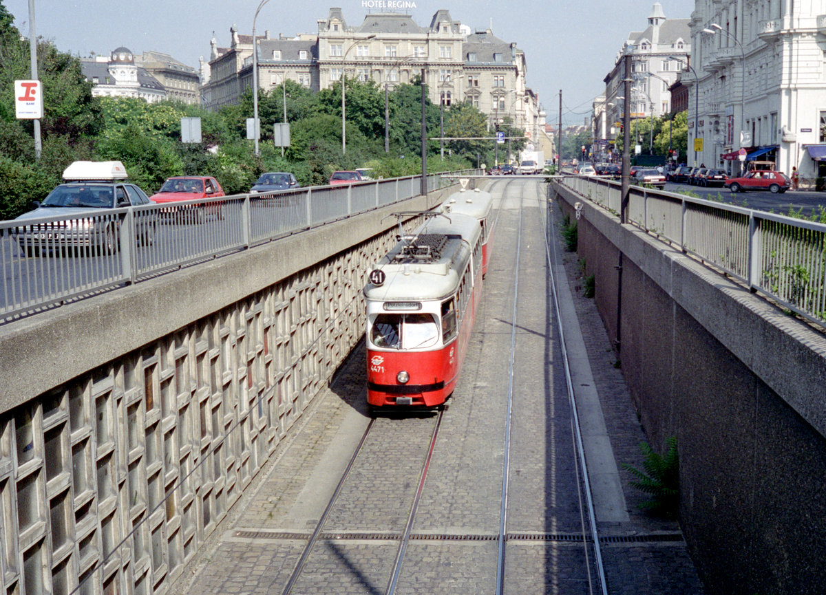 Wien WVB: Der GT6 E1 4471 als SL 41 befindet sich eines Tages im August 1994 auf der Abfahrtsrampe zur Endstation am Schottentor. - Scan von einem Farbnegativ. Film: Kodak Gold 200. Kamera: Minolta XG-1.