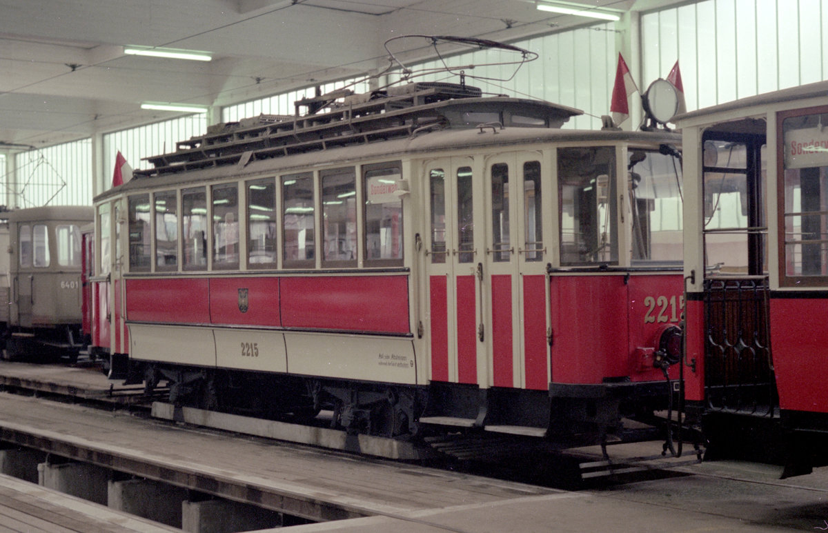 Wien WVB H 2215 Straßenbahnbetriebsbahnhof Speising im Juli 1977. - Der Tw wurde 1962 zum Hilfstriebwagen HP 6061 umnumeriert. Seit 1970 befindet sich der Tw H 2215, der 1910 vom Simmeringer Waggonfabrik gebaut wurde, im Museumswagenstand. - Scan von einem Farbnegativ. Film: Kodacolor II. Kamera: Minolta SRT-101.