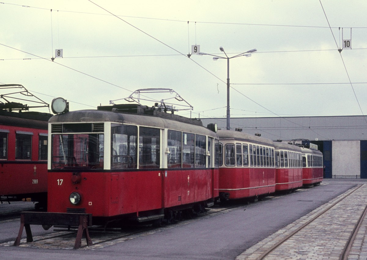 Wien WVB Hauptwerksttte Simmering: Abgestellte / ausgemusterte Wagen, u.a. der Tw A 17. Aufnahmedatum: 19. Juli 1974.