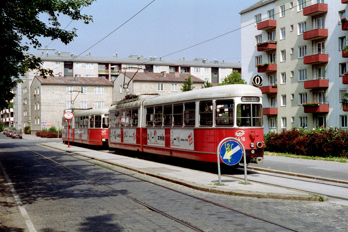 Wien WVB im Juli 1982: In der Haltestelle Migerkastraße (Endstation Einstiegstelle) halten die Triebwagen E 4416 und E 4417 als SL O. - Die beiden Triebwagen lieferten die Lohnerwerke 1961 bzw. 1962. - Scan von einem Farbnegativ. Film: Kodak Gold 200. Kamera: Minolta XG-1.