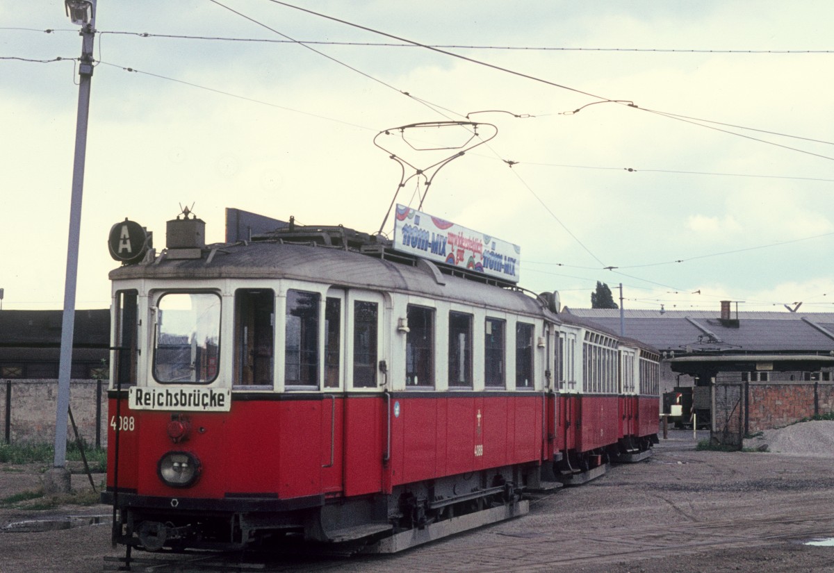 Wien WVB M 4088 (Betriebs-)Bahnhof Vorgarten am 19. Juli 1974.