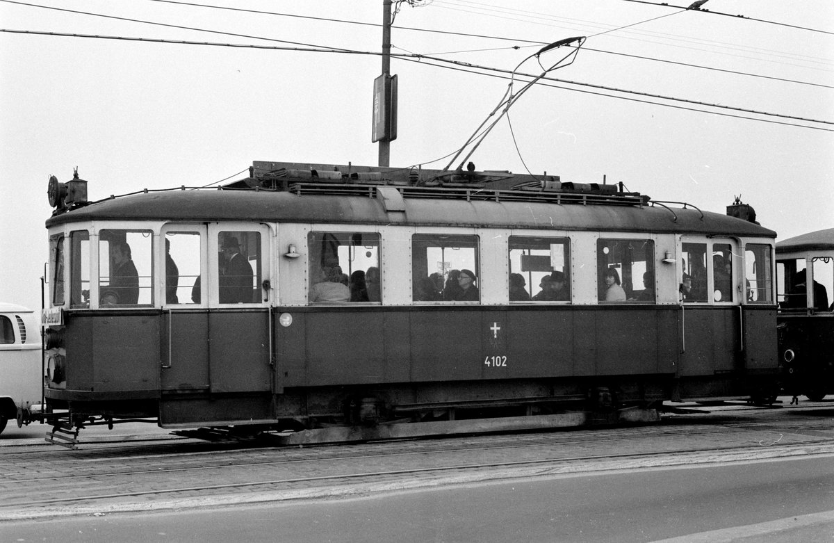 Wien WVB: M 4102 als SL 231 Floridsdorf, Floridsdorfer Brücke / Am Hubertusdamm am 2. November 1976. - Scan von einem S/W-Negativ. Film: Ilford FP 3. Kamera: Minolta SRT-101.
