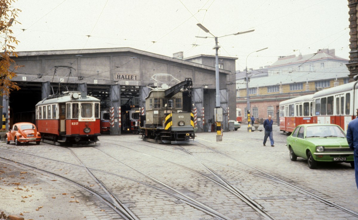 Wien WVB im Oktober 1979: Die Arbeitswagen MH 6317 und der Krantriebwagen KM2 6113 halten im (Betriebs-)Bahnhof Vorgarten. 