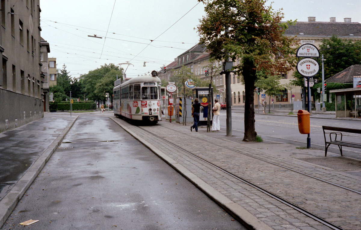 Wien WVB SL 10 (E 4447) XVII, Hernals, Hernalser Hauptstraße / Güpferlingstraße (Endstation Dornbach) im Juli 1982. - Der E 4447 warb in den Jahren 1975 bis 1983 für Spitz Fruchtsaft. - Scan von einem Farbnegativ. Film: Kodak Safety Film 5035. Kamera: Minolta SRT-101.