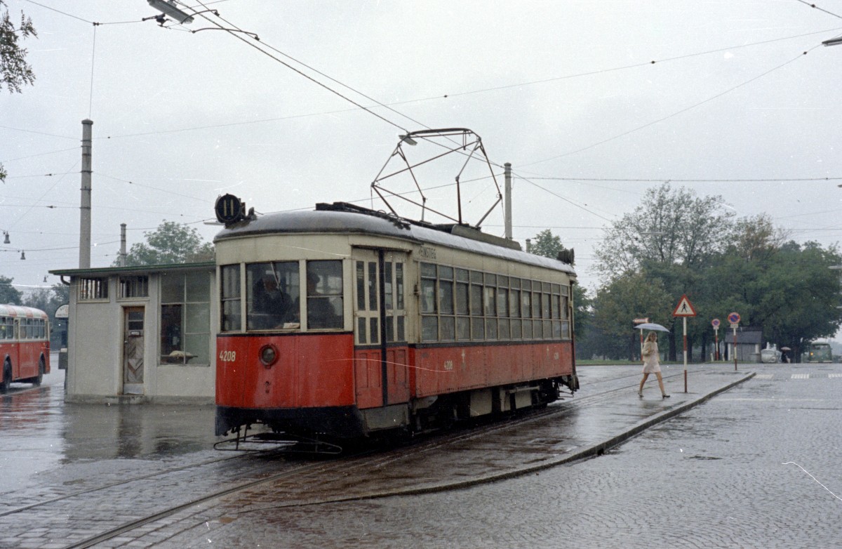 Wien WVB SL 11 (Z 4208) Friedrich-Engels-Platz am 27. August 1969. - Neuer Scan direkt vom Negativ.