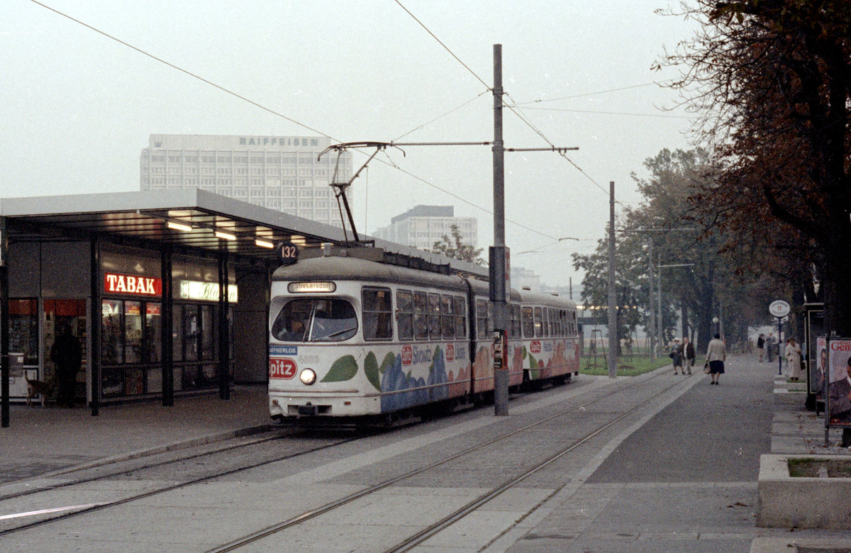 Wien WVB SL 132 (E1 4803 + c2 10xx) I, Innere Stadt, Franz-Josefs-Kai (Endstation U-Bahnstation Schottenring (Einstiegstelle) im Oktober 1978. - Der GT6 E1 4803, der 1973 von SGP hergestellt wurde, warb von 1975 bis 1984 für Spitz Fruchtsaft. Die Beiwagen c2 1037, 1038, 1067 und 1081 erhielten 1978 gleichfalls Totalwerbung und warben auch für Spitz Fruchtsaft, aber damals habe ich leider nicht aufgeschrieben, welcher Bw zusammen mit dem E1 4803 fuhr. - Scan von einem Farbnegativ. Film: Kodak Kodacolor II (Safety Film 5075). Kamera: Minolta SRT-101.
