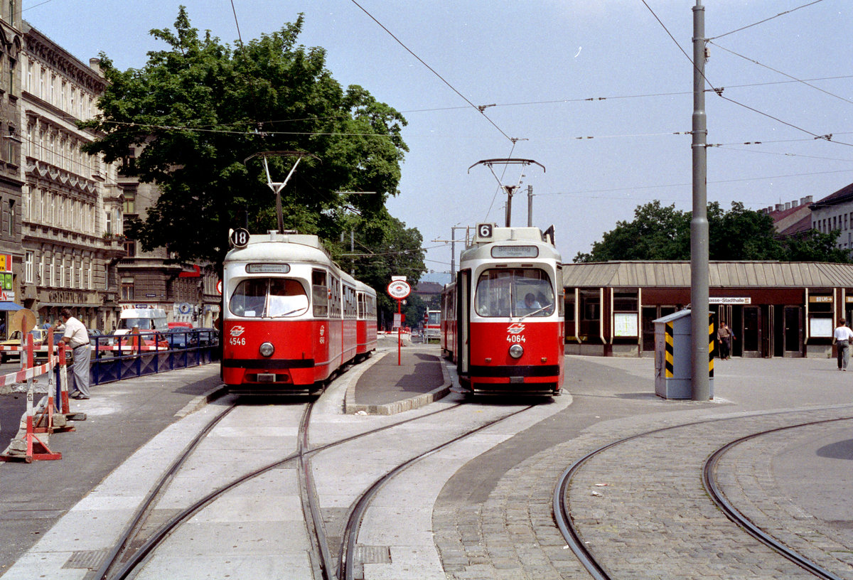 Wien WVB SL 18 (E1 4546 (Bombardier-Rotax 1975)) / SL 6 (E2 4064 (SGP 1986)) Endstation Burggasse / Stadthalle (Einstiegstelle) im Juli 1992. - Scan von einem Farbnegativ. Film: Kodak Gold 200. Kamera: Minolta XG-1.