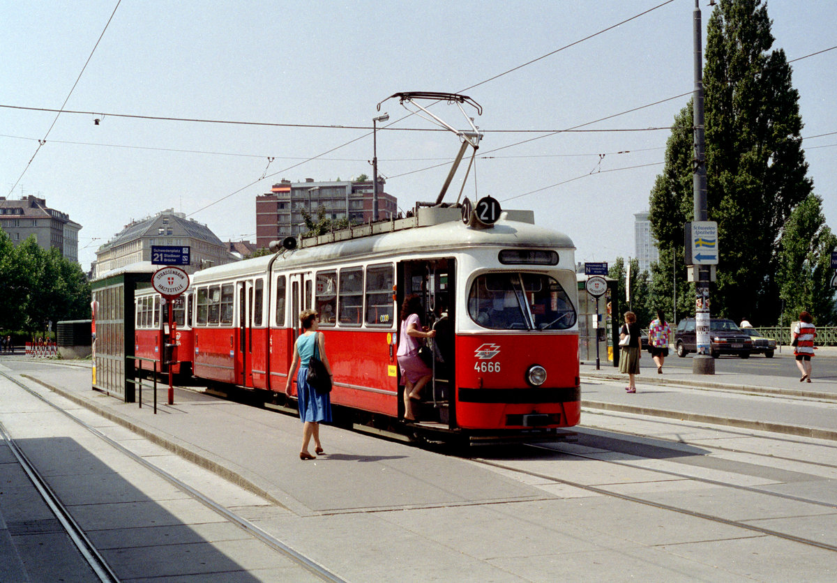 Wien WVB SL 21 (E1 4666 (SGP 1967)) I, Innere Stadt, Schwedenplatz im Juli 1992. - Scan von einem Farbnegativ. Film: Kodak Gold 200. Kamera: Minolta XG-1.