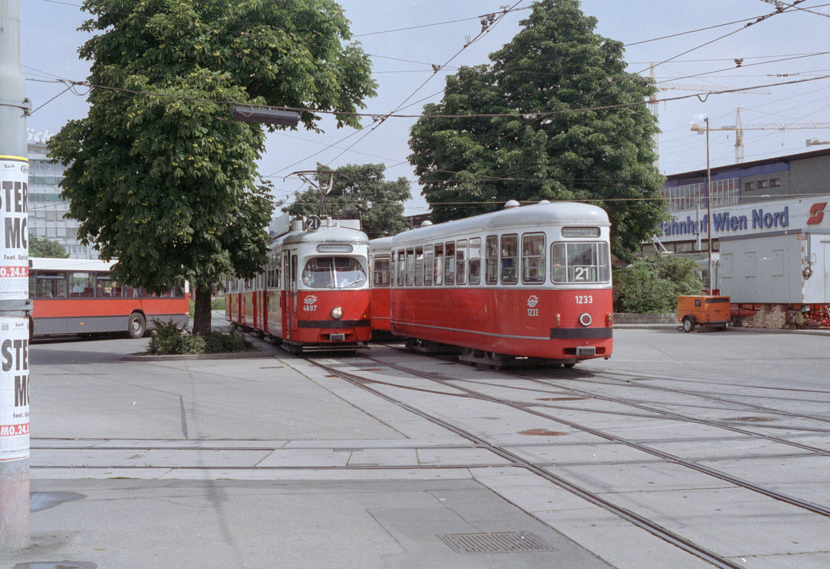 Wien WVB SL 21 (E1 4697 (SGP 1968) / c3 1233 (Lohnerwerke 1961)) II, Leopoldstadt, Praterstern im Juli 1992. - Scan von einem Farbnegativ. Film: Kodak Gold 200. Kamera: Minolta XG-1.