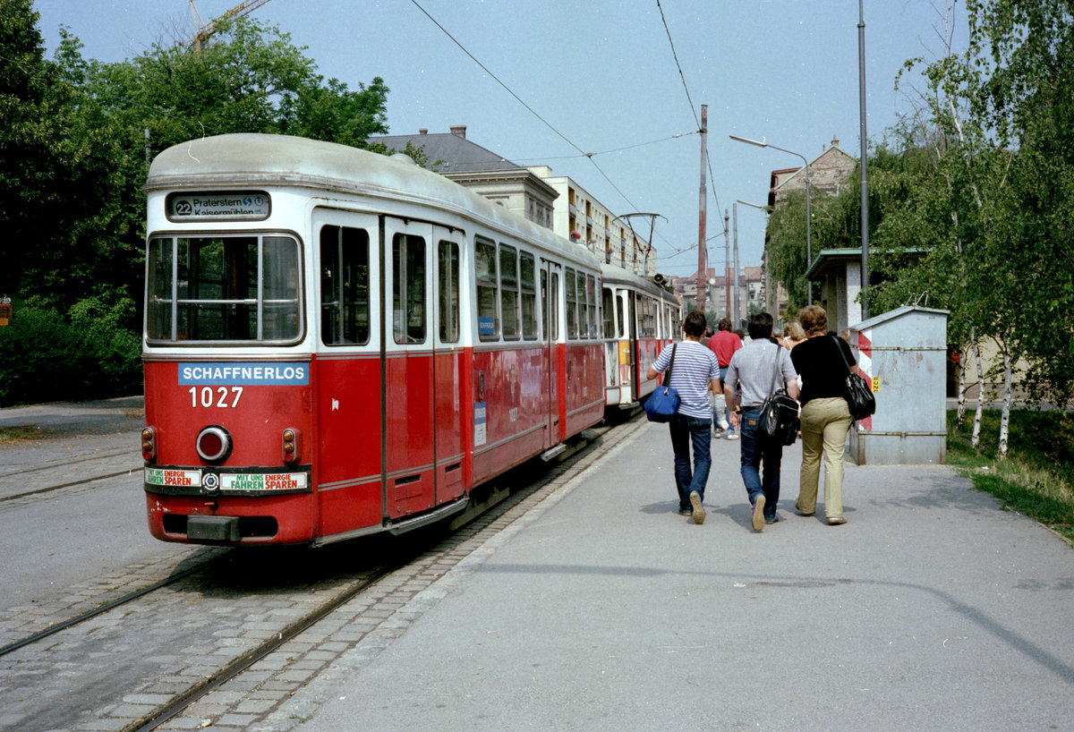 Wien WVB SL 22 (c2 1027) XII, Donaustadt, Kaisermühlen, Schüttauplatz im Juli 1982. - Scan von einem Farbnegativ. Film: Kodak Safety Film 5035. Kamera: Minolta SRT-101.