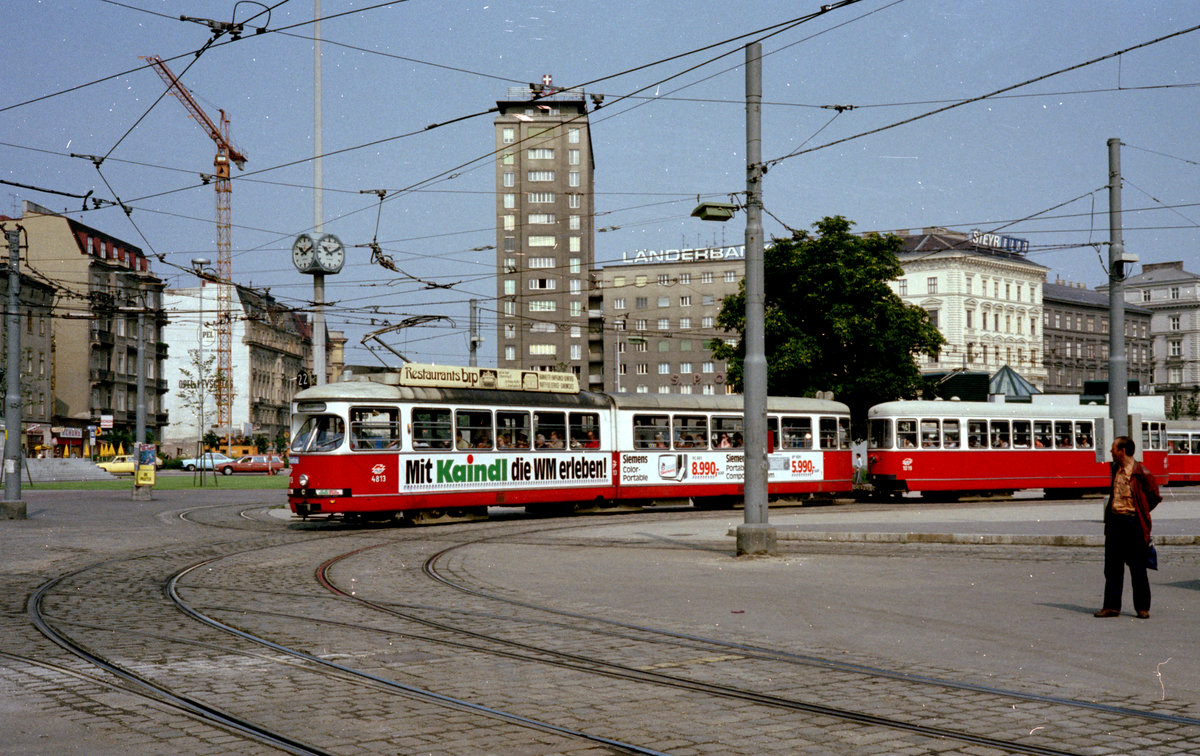 Wien WVB SL 22 (E1 4813 + c2 1019) II, Leopoldstadt, Praterstern im Juli 1982. - Scan von einem Farbnegativ. Film: Kodak Safety Film 5035. Kamera: MInolta SRT-101.