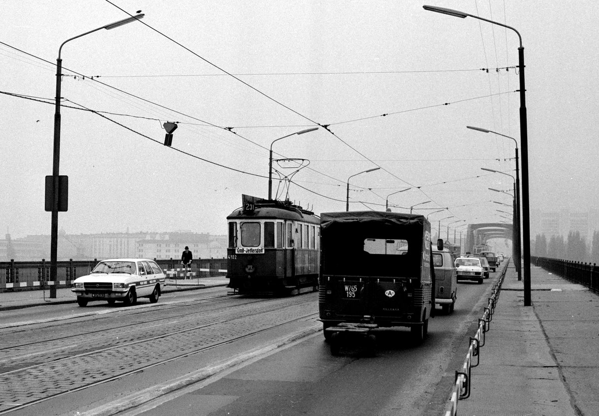 Wien WVB SL 231 (M 4102) Floridsdorfer Brücke am 2. November 1976. - Zu der Zeit waren dem Verkehr über die Brücke zwar einige Einschränkungen auferlegt, aber die Brücke war noch für große Teile des Verkehrs zugänglich. Am 23. Dezember 1976 wurde die Brücke gesperrt. - Scan von einem S/W-Negativ. Film: Ilford FP 4. Kamera: Minolta SRT-101.