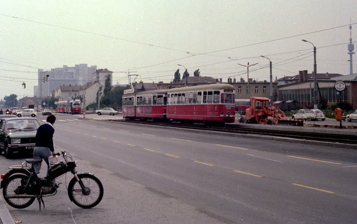 Wien WVB SL 25 (c2 1006 + E1 4736) Donaustadt (XXII, 22. Bezirk), Wagramer Straße im Juli 1977. - Der Bw c2 1006: Hersteller: Lohnerwerke. Lieferung: 1955. Ausmusterung: Die Bw der Serie c2 1001 - 1090 wurden 2001 ausgemustert. - Der GT6 4736: Hersteller: SGP. Lieferung: Am 31. März 1971. Ausmusterung: Am 3. Februar 2015. - Scan von einem Farbnegativ. Film: Kodacolor II. Kamera: Minolta SRT-101.