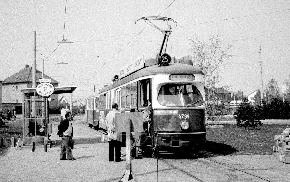 Wien WVB SL 25 (E1 4799 (SGP 1973; noch in Betrieb) Kagran am 1. Mai 1976. - Scan von einem S/W-Negativ. Film: Ilford FP4. Kamera: Kodak Retina Automatic II.