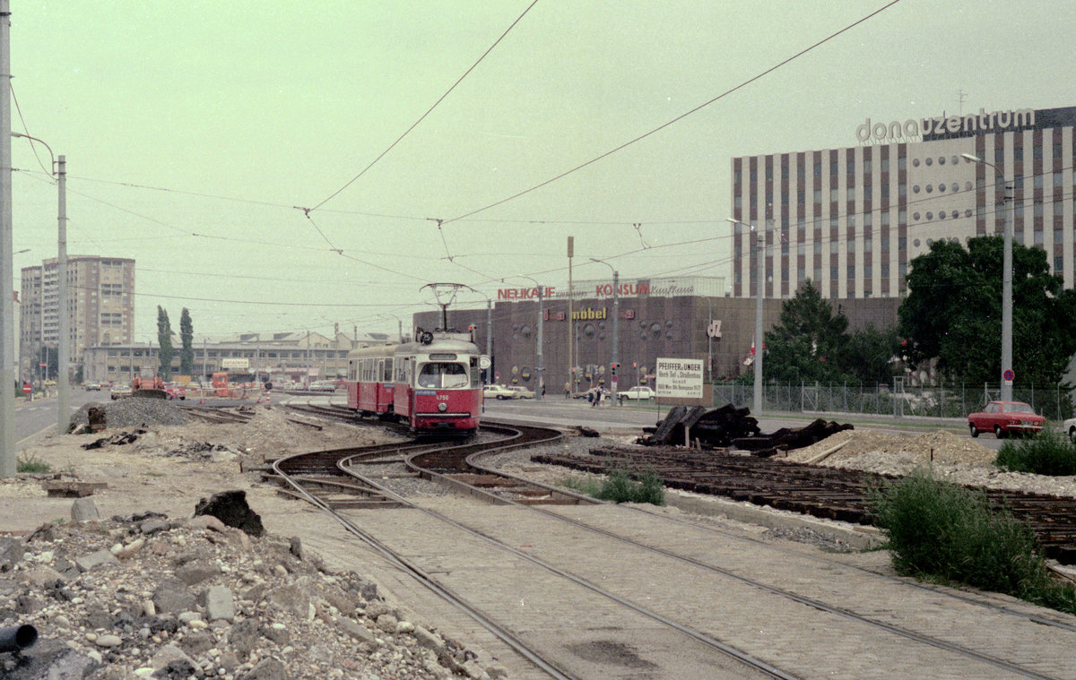 Wien WVB SL 25 (E1 4750) Donaustadt (XXII, 22. Bezirk), Wagramer Straße / Donauzentrum im Juli 1977. - Der 1971 von SGP hergestellte GT6 E1 4750 wurde am 13. April 2015 ausgemustert. - Scan von einem Farbnegativ. Film: Kodacolor II. Kamera: Minolta SRT-101.