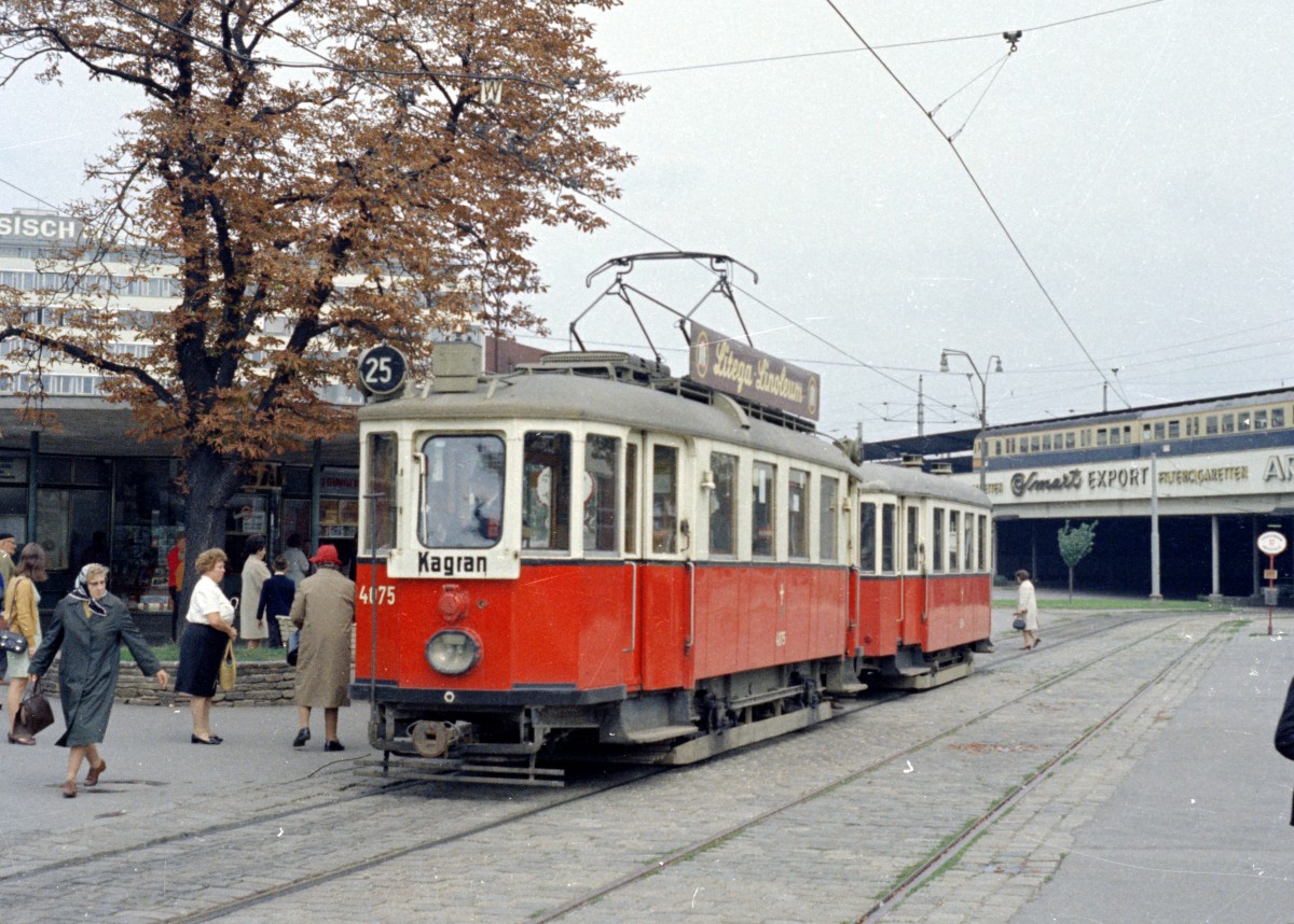 Wien WVB SL 25 (M 4075) Praterstern am 25. August 1969. - Scan von einem Farbnegativ.