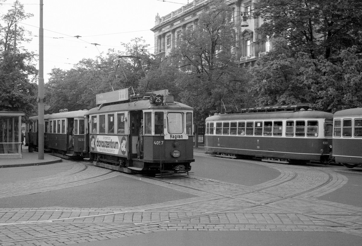Wien WVB SL 25K (M 4057 + m3 5233 + m3 / SL J (C1 133) Innere Stadt, Burgring / Babenbergerstraße am 3. Mai 1976. - Scan von einem S/W-Negativ. Film: Ilford FP 4. Kamera: Kodak Retina Automatic II. 
