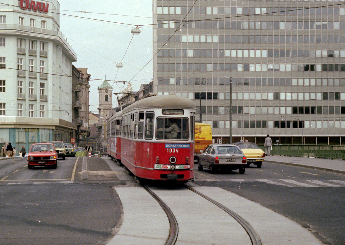 Wien WVB SL 26 (c2 1034 + E1 4723) Schwedenbrücke im Oktober 1979.