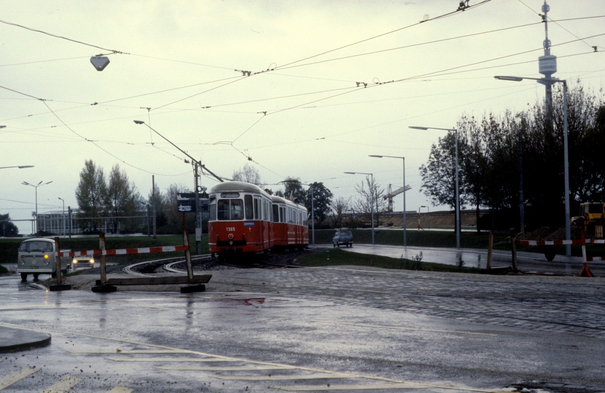 Wien WVB SL 26 (c4 1365) Auffahrtrampe zur Reichsbrücke-Strassenbahnnotbrücke / Wagramer Strasse im Oktober 1978.