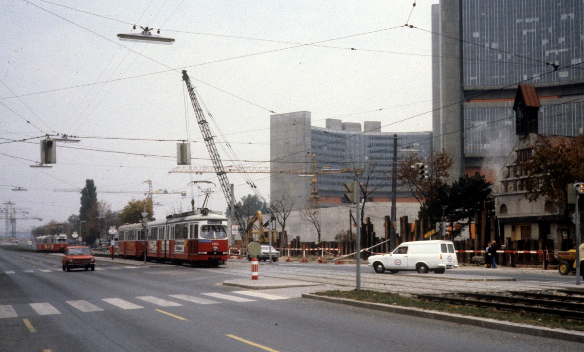 Wien WVB SL 26 (E1 4854) Wagramer Strasse / Julius-Payer-Gasse im Oktober 1979. - Die UNO-City rechts war noch im Bau.
