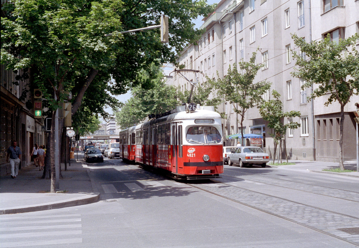 Wien WVB SL 26 (E1 4821 + c2 1004) XXI, Floridsdorf, Schloßhofer Straße / Fahrbachgasse im Juli 1992. - Die Fahrbachgasse wurde 1909 nach der Wiener Musikfamilie Fahrbach benannt. - Scan von einem Farbnegativ. Film: Kodak Gold 200. Kamera: Minolta XG-1.
