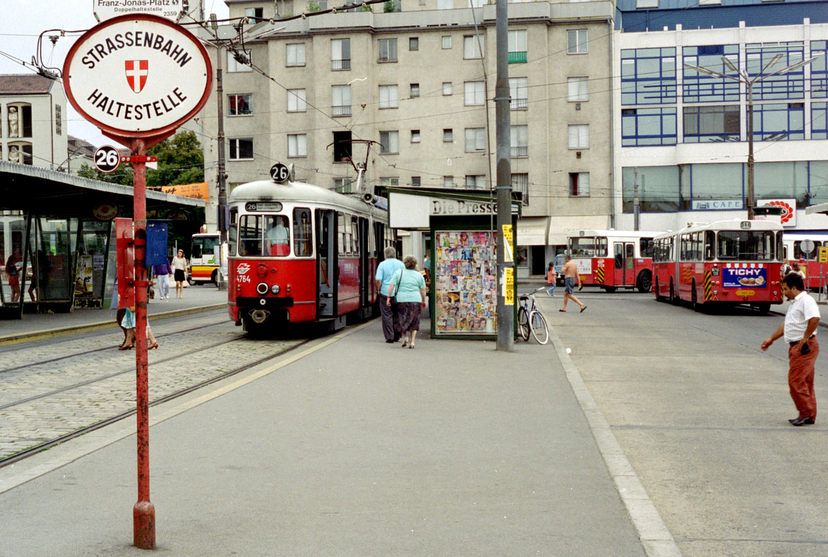 Wien WVB SL 26 (E1 4764 (SGP 1971)) XXI, Floridsdorf, Franz-Jonas-Platz im August 1994. - Scan von einem Farbnegativ. Film: Kodak Gold 200. Kamera: Minolta XG-1.
