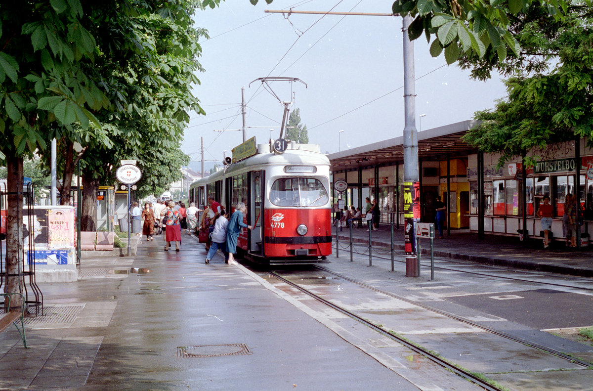 Wien WVB SL 31 (E1 4778) Innere Stadt (I, 1. Bezirk), Franz-Josefs-Kai (Endstation U-Bahnstation Schottenring (Ausstiegstelle)) im Juli 1992. - Der E1 4778, der 1972 von SGP geliefert wurde, wurde am 28. April 2014 ausgemustert. - Scan von einem Farbnegativ. Film: Kodak Gold 200. Kamera: Minolta XG-1.