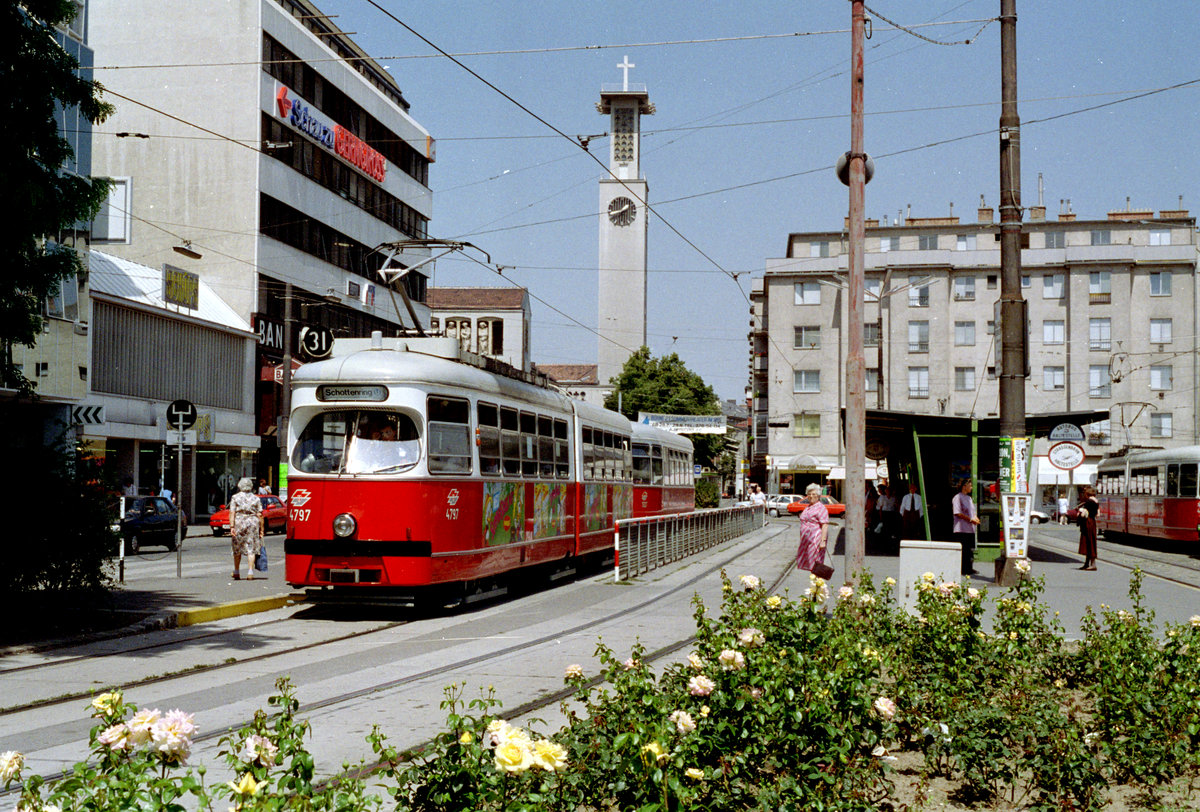 Wien WVB SL 31 (E1 4797 + c4 1327) XXI, Floridsdorf, Franz-Jonas-Platz im Juli 1992. - E1 4797: SGP 1973; c4 1327: Bombardier-Rotax 1975. - Scan von einem Farbnegativ. Film: Kodak Gold 200. Kamera: Minolta XG-1. 