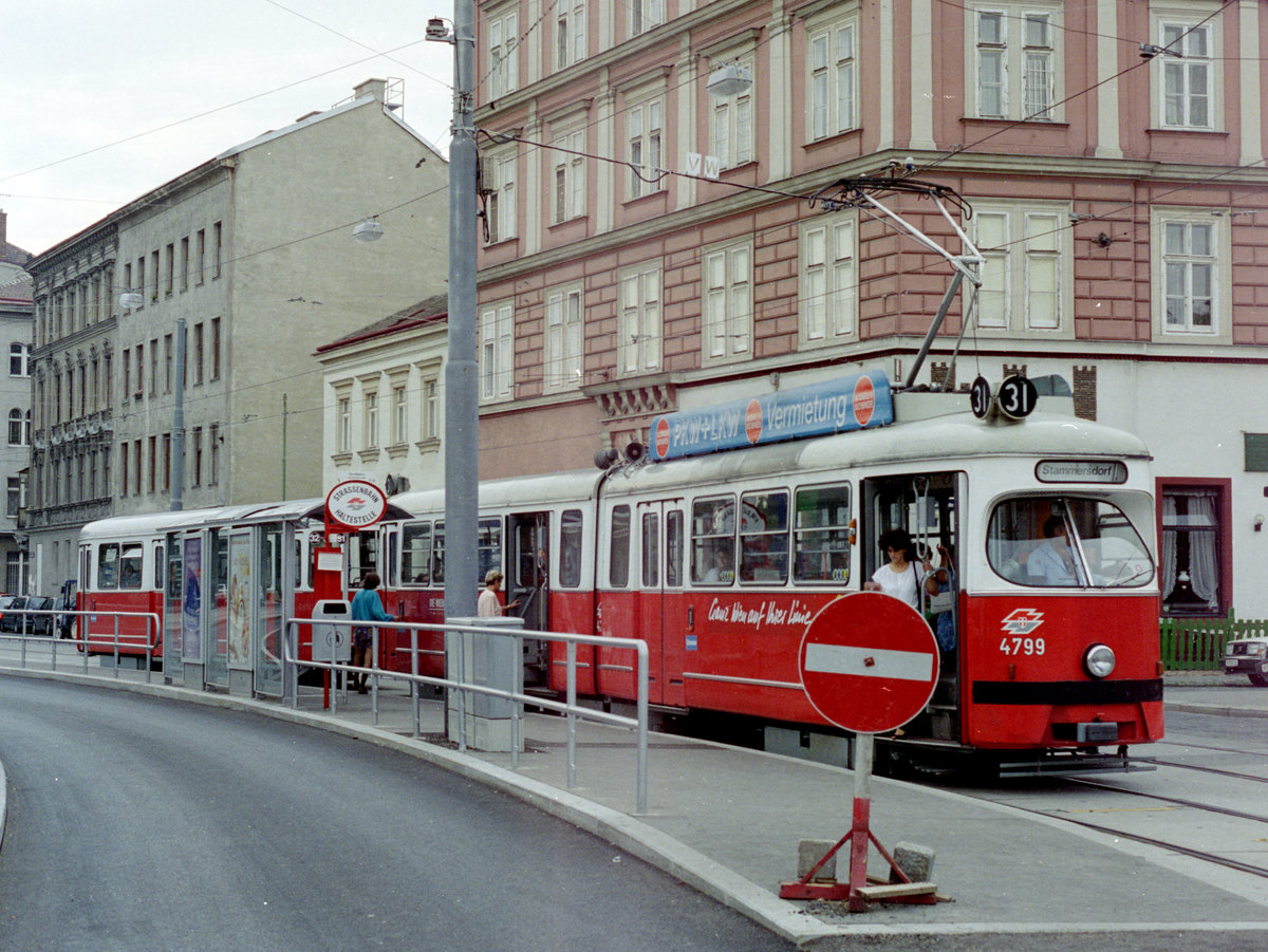 Wien WVB SL 31 (E1 4799) XX, Brigittenau, Gaußplatz / II, Leopoldstadt, Obere Augartenstraße im August 1994. - Scan von einem Farbnegativ. Film: Kodak Gold 200. Kamera: Minolta XG-1.