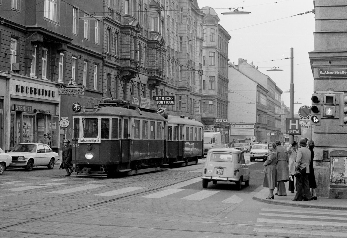 Wien WVB SL 31/5 (M 4002 + m3) Alsergrund, Spitalgasse / Alser Straße am 3. November 1976. - Die Maschinen- und Waggonfabrik vorm. H.D. Schmid in Graz lieferte 1927 den Tw M 4002; der Tw wurde 1977 in MH 6310 unnumeriert. - Die Bruchstrichlinie 31/5 fuhr zu der Zeit als Verstärkerlinie auf den Stammstrecken 31 und 5 zwischen Floridsdorf und Stadtbahn Josefstädter Straße. - Scan von einem S/W-Negativ. Film: Ilford FP 4. Kamera: Minolta SRT-101.