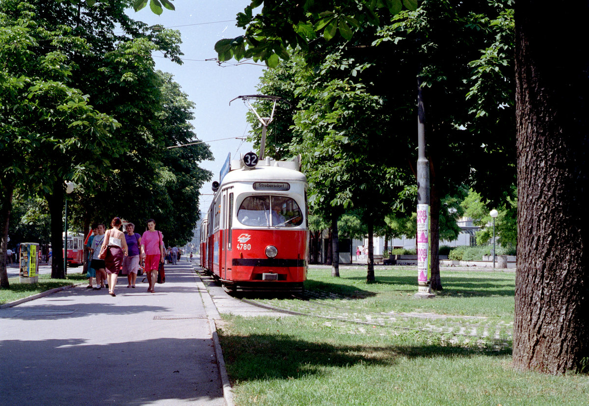 Wien WVB SL 32 (E1 4780 (SGP 1972)) I, Innere Stadt, Franz-Josefs-Kai / U-Bahnstation Schottenring (Endst.) im Juli 1992. - Scan von einem Farbnegativ. Film: Kodak Gold 200. Kamera: Minolta XG-1.