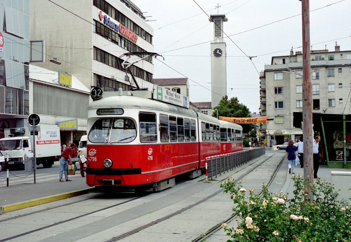 Wien WVB SL 32 (E1 4796 (SGP 1972) + c4 1314 (Bombardier-Rotax 1974)) XXI, Floridsdorf, Franz-Jonas-Platz im August 1994. - Scan von einem Farbnegativ. Film: Kodak Gold 200. Kamera: Minolta XG-1.