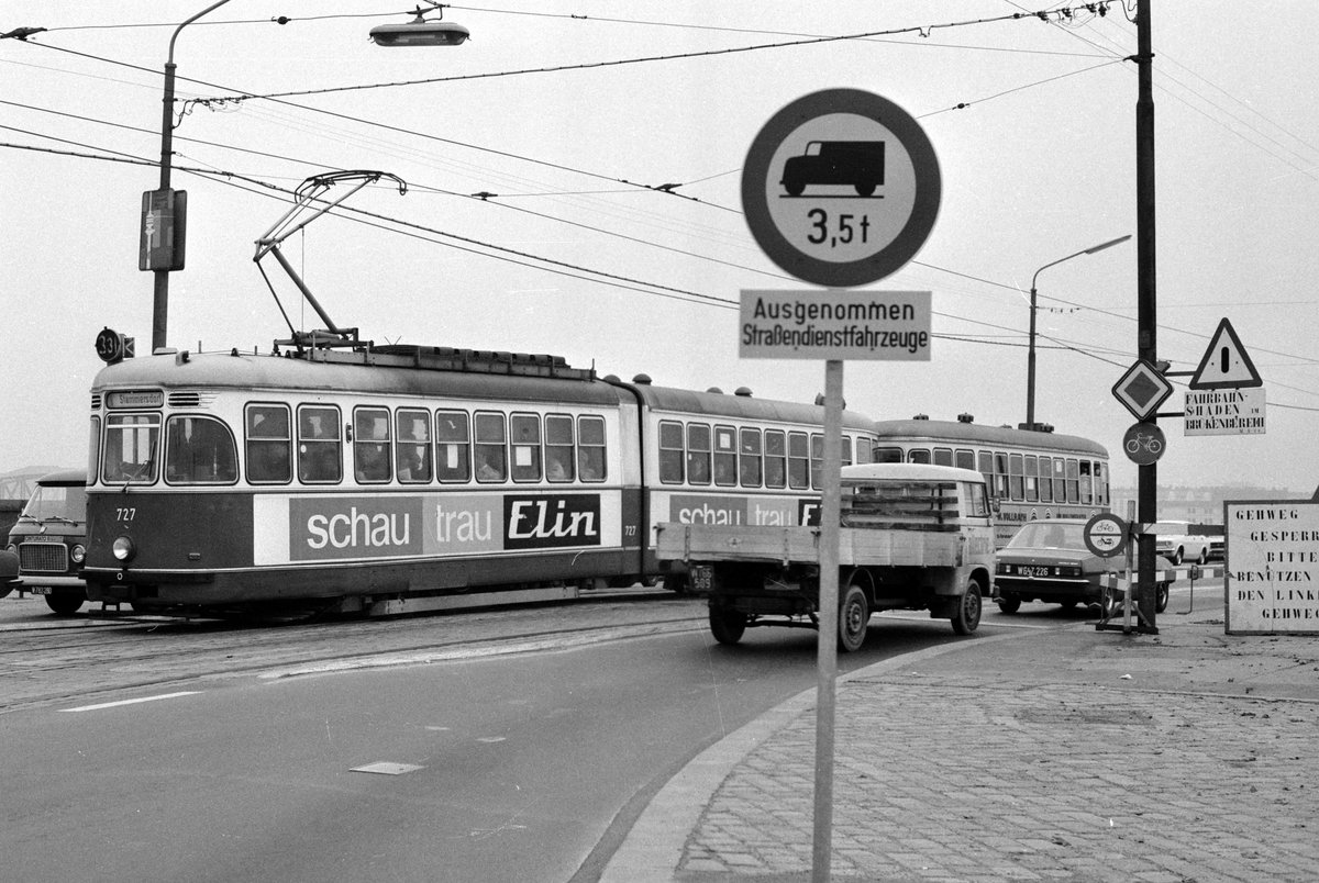 Wien WVB SL 331 (F 727 + l3) Floridsdorf, Floridsdorfer Brücke / Am Hubertusdamm / Floridsdorfer Hauptsstraße am 2. November 1976. -  Der Zug ist eben über die alte Floridsdorfer Brücke (der größte Teil der Brücke befindet sich rechts außerhalb des Bildes) in Richtung Stammersdorf gefahren und hat den 21. Bezirk (Wien-Floridsdorf) erreicht. - Der Zustand der Floridsdorfer Brücke wurde als Folge des Einsturzes der Reichsbrücke am 1. August 1976 überprüft. In Verbindung mit den gründlichen Untersuchungen wurden sehr ernsthafte Schäden konstatiert, und die Brücke wurde am 23. Dezember desselben Jahres gesperrt. Ab April 1977 konnten Straßenbahnen, Notfahrzeuge, Radfahrer und Fussgänger die alte Brücke wieder benutzen. - Gleichzeitig war die Konstruktion der neuen, gegenwärtigen Floridsdorfer Brücke in vollem Gang. Diese Brücke wurde am 3. Oktober 1978 eröffnet. - Scan von einem S/W-Negativ. Film: Ilford FP 4. Kamera: Minolta SRT-101.
