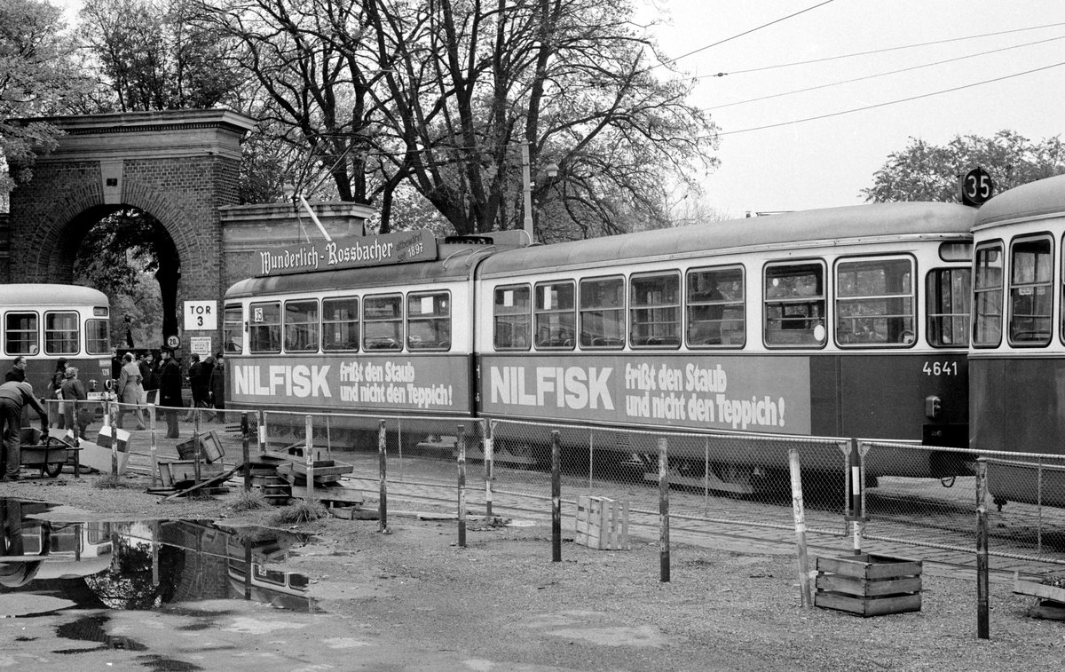 Wien WVB SL 35 (E1 4641 - Hersteller: SGP; Bj: 1966; Ausmusterung: 2007 (nach Krakau)) Simmering, Zentralfriedhof am 1. November 1976. - Scan von einem S/W-Negativ. Film: Ilford FP 4. Kamera: Minolta SRT-101.