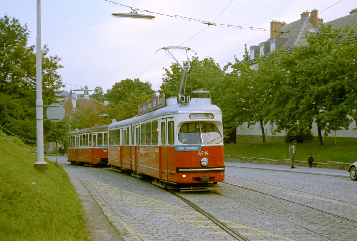 Wien WVB SL 38 (E1 4714 + c3 1155) Grinzinger Allee am 26. August 1969. - Scan von einem Farbnegativ.