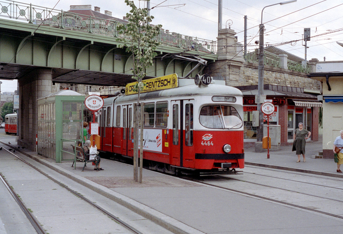 Wien WVB SL 40 (E1 4464 (Lohnerwerke 1967) XVIII, Währing, Gersthof, Hst. Gersthof im Juli 1992. - Scan von einem Farbnegativ. Film: Kodak Gold 200. Kamera: Minolta XG-1.