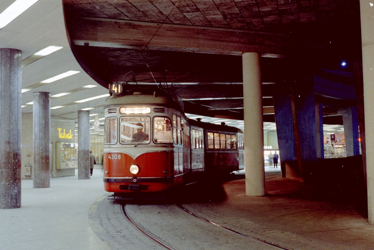 Wien WVB SL 41 (D1 4308) Schottentor am 26. August 1969. - Scan von einem Farbnegativ.