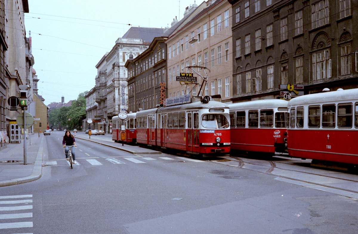 Wien WVB SL 41 (E1 4785 + c3 1245) / SL 38 (E1 4669 + c3 1160) IX, Alsergrund, Währinger Straße / Schwarzspanierstraße im Juli 1982. - Der Name Schwarzspanierstraße erinnert seit 1862 an die Kirche und das Kloster der  Schwarzspanier , dh. der schwarze Ordenskleider tragenden Benediktiner von Montserrat. Durch diese Straße fuhren bis 28. Juni 1980 die am selben Tag eingestellten SL E2 (Praterstern / Radetzkystraße -  Lastenstraße  - Gersthof, Herbeckstraße) und G2 (Radetzkystraße -  Lastenstraße  - Hohe Warte). Die Linien wurden teilweise durch die neue Stammlinie 40 und die wieder erstandene Stammlinie 37 ersetzt. -
 Scan von einem Farbnegativ. Film: Kodak Safety Film 5035. Kamera: Minolta SRT-101.