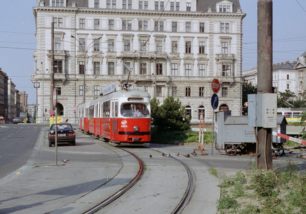 Wien WVB SL 43 (E1 4854 (SGP 1976)) I, Innere Stadt, Schottentor im Juli 1992. - Scan von einem Farbnegativ. Film: Kodak Gold 200. Kamera: Minolta XG-1.