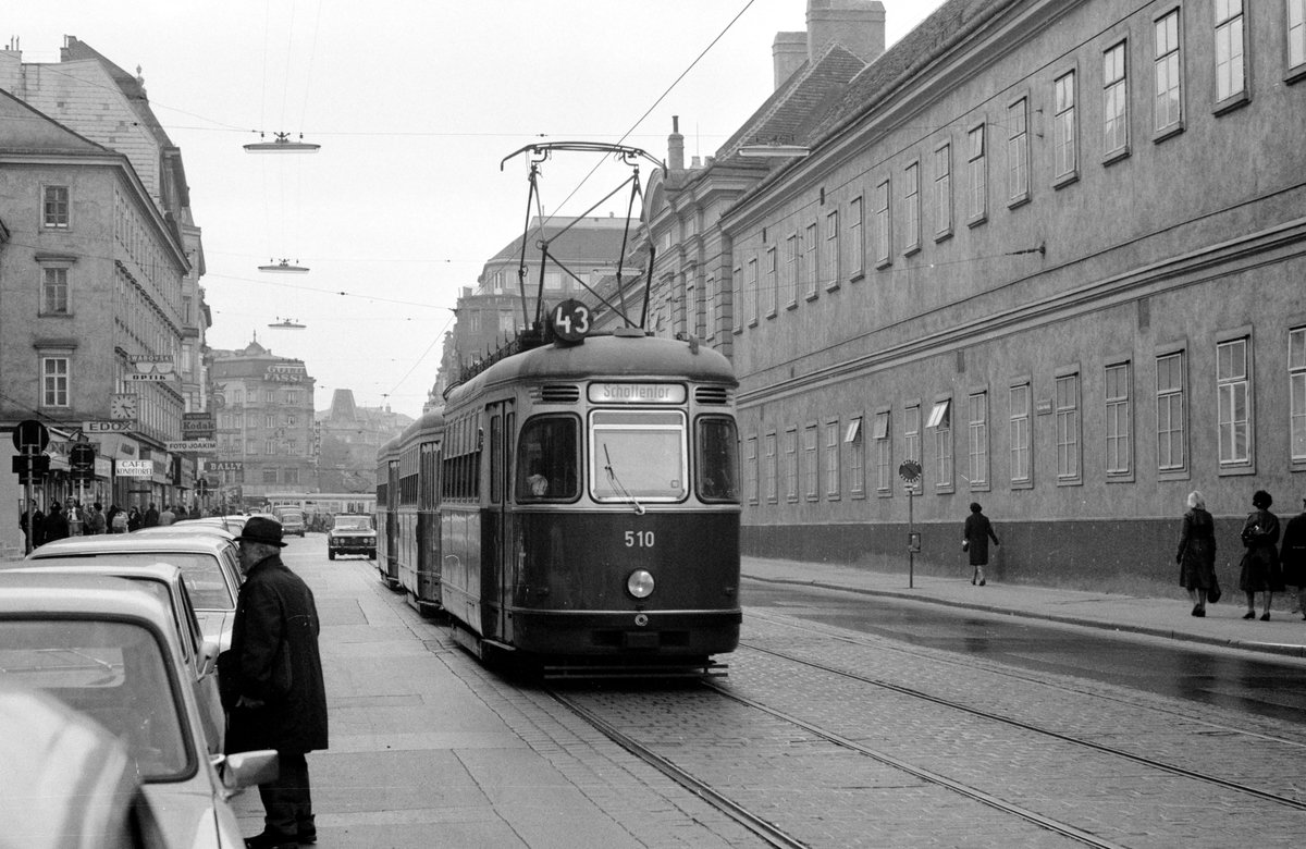 Wien WVB SL 43 (L 510 + l + l) Alser Straße am 3. November 1976. - Der Tw wurde 1960 von der SGP als L4 510 hergestellt. 1974 wurde er für die Verwendung in Zügen mit zwei schaffnerlosen Beiwagen umgebaut und erhielt die Bezeichnung 'L 510'. - Scan von einem S/W-Negativ. Film: Ilford FP 3. Kamera: Minolta SRT-101. 