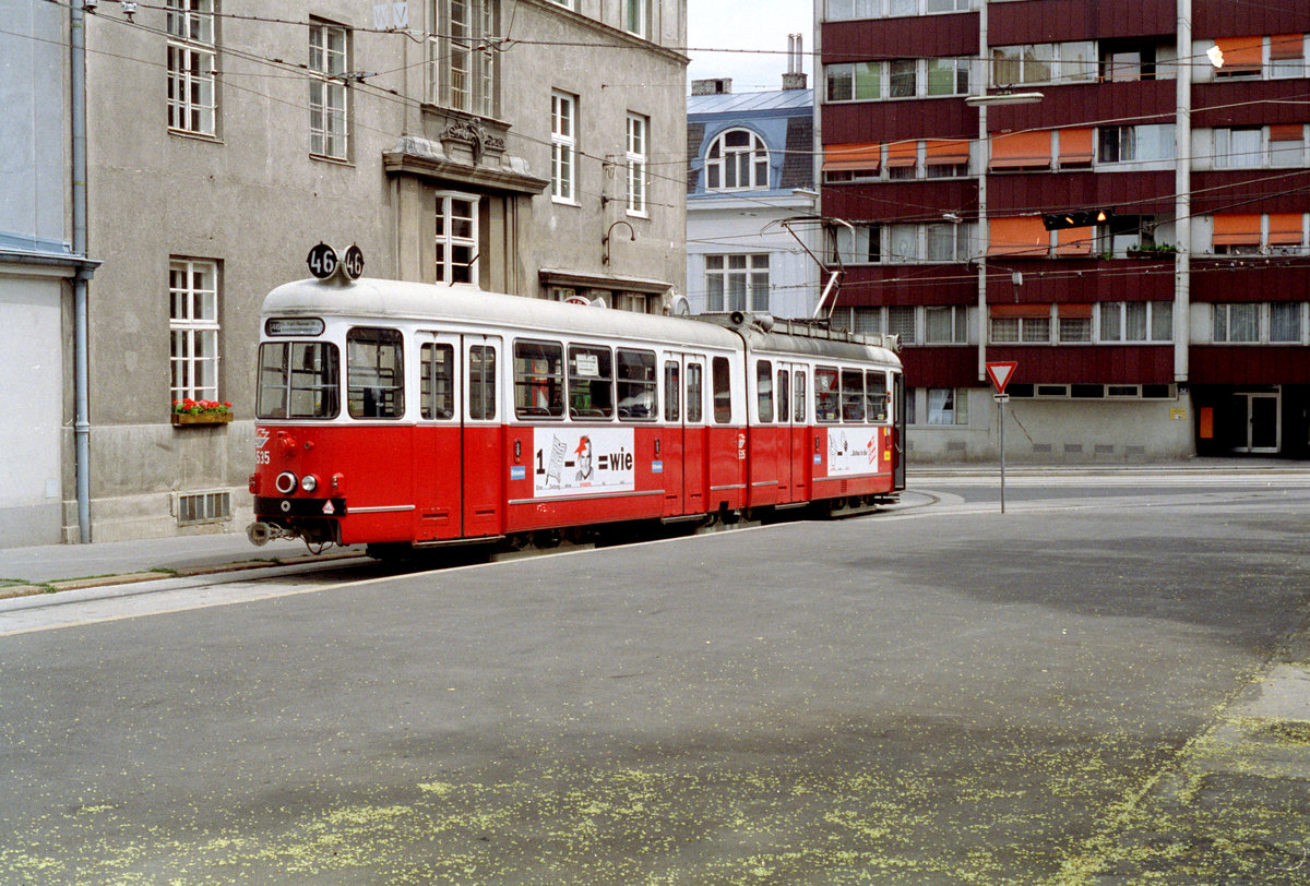 Wien WVB SL 46 (E1 4635 (Bombardier-Rotax 1973)) XVI, Ottakring, Joachimsthalerplatz im Juli 1992. - Der Schlossergehilfe Franz Joachimsthaler (1892 - 1911) wurde der Opfer einer Teuerungsdemonstration, die am 17. September 1911 stattfand. Wegen eines Schusses am Ende der Demonstration wurden die Teilnehmer von Polizei und Militär verfolgt; bei dieser Verfolgung starben drei Personen, während 90 verletzt und 200 verhaftet wurden. 1928 wurde der Platz nach Franz Joachimsthaler benannt. - Scan von einem Farbnegativ. Film: Kodak Gold 200. Kamera: Minolta XG-1.