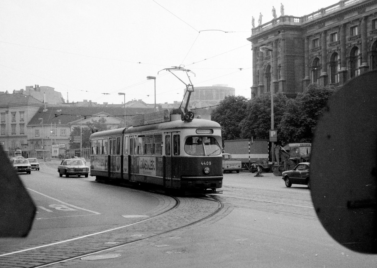 Wien WVB SL 52 (E 4409) Innere Stadt, Babenbergerstraße / Elisabethstraße am 3. Mai 1976. - Scan von einem S/W-Negativ. Film: Ilford PF 4. Kamera: Kodak Retina Automatic II.