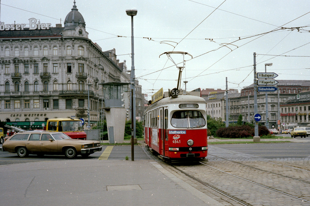 Wien WVB SL 58 (E1 4541) Mariahilfer Straße / Mariahilfer Gürtel im Juli 1982. - Scan von einem Farbnegativ. Film: Kodak Safety Film 5035. Kamera: Minolta SRT-101. 
