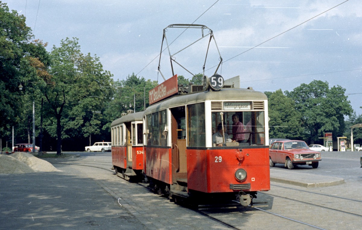 Wien WVB SL 59 (A 29 (Fuchs, Heidelberg 1944) + m3 534x (Simmeringer Waggonfabrik 1929)) am Schloss Schönbrunn am 17. Juni 1971. - Der A 29 war in den Jahren 1949 bis 1975 in Betrieb. Die letzten Beiwagen des Typs m3 wurden 1979 aus dem Betrieb gezogen. - Scan von einem Farbnegativ. Film: Kodacolor X. Kamera: Kodak Retina Automatic II.